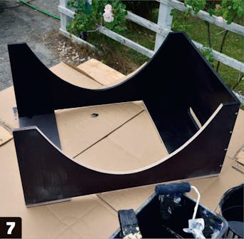 Garage til robotplæneklipper males Mal alle delene til garage til robotplæneklipper